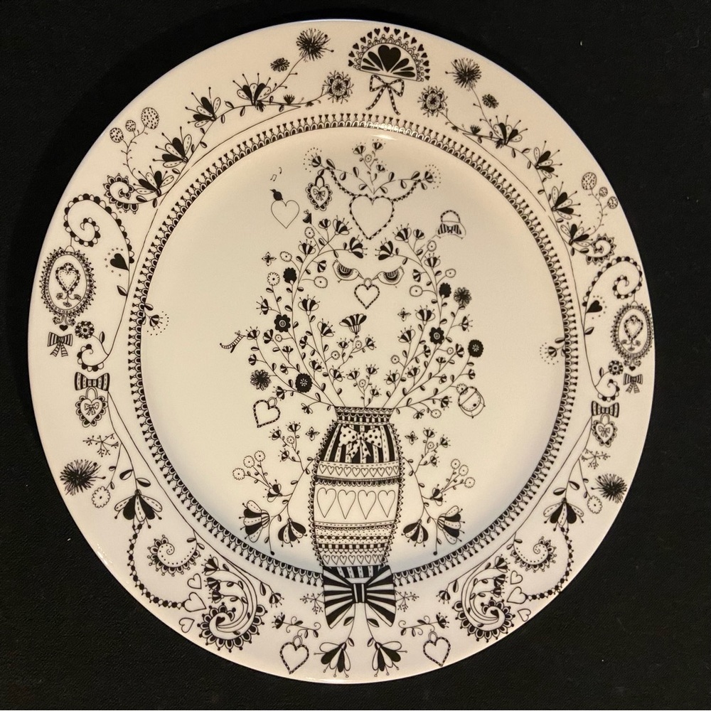 Miss Blackbirdy | White Flower Plate